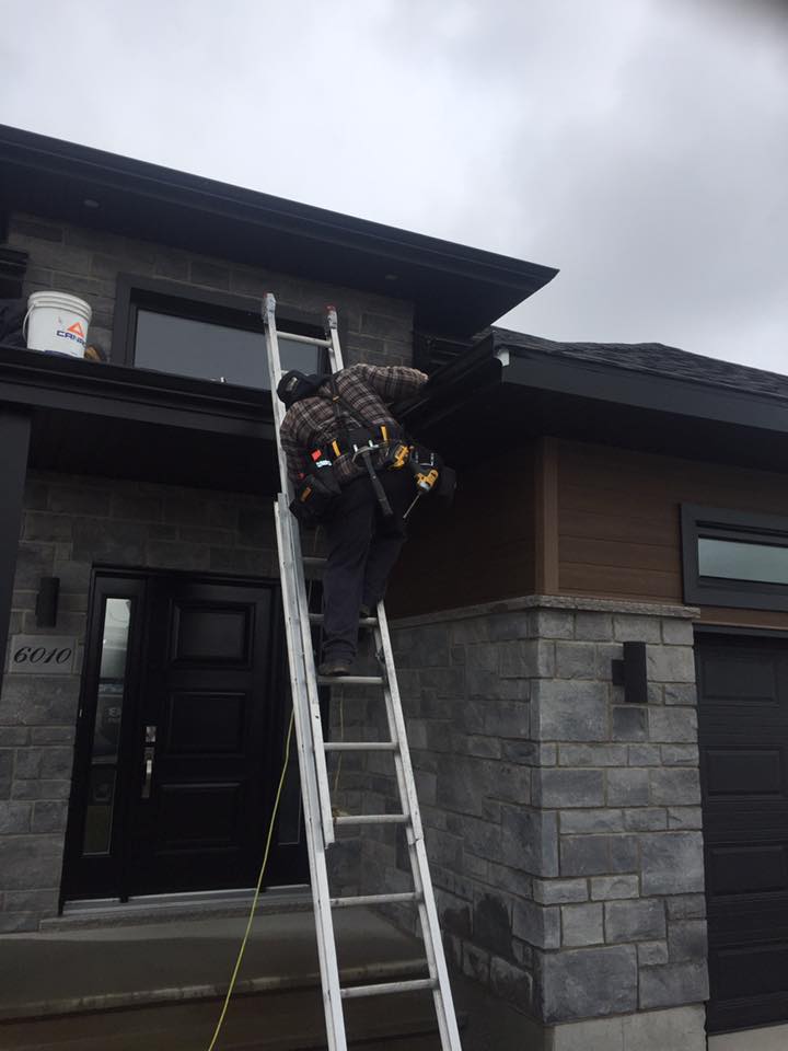 Pose de gouttières sur une maison unifamiliale avec accès par échelle  à Québec