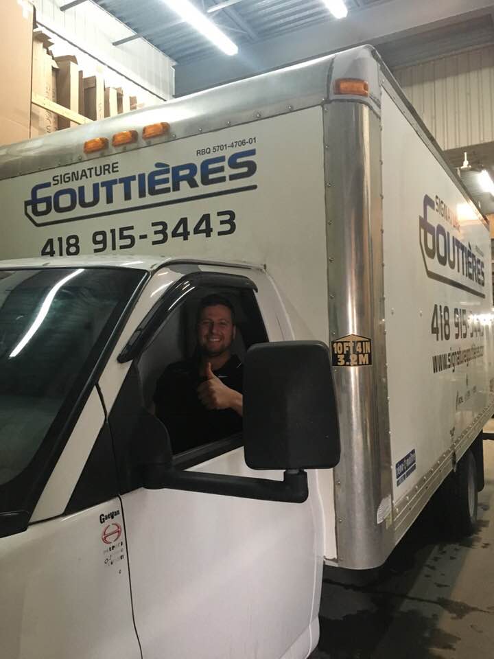 Technicien effectuant la réparation de gouttières et de descentes pluviales  à Sainte-Foy