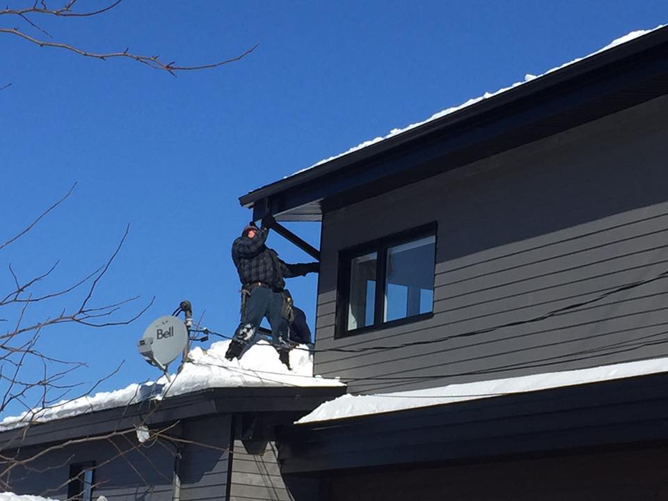 Installation de gouttières en aluminium sur une résidence moderne  à Sainte-Marie