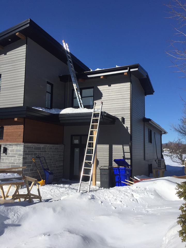 Installation de gouttières sur une résidence contemporaine  sur la Rive-Sud et la Rive-Nord de Québec